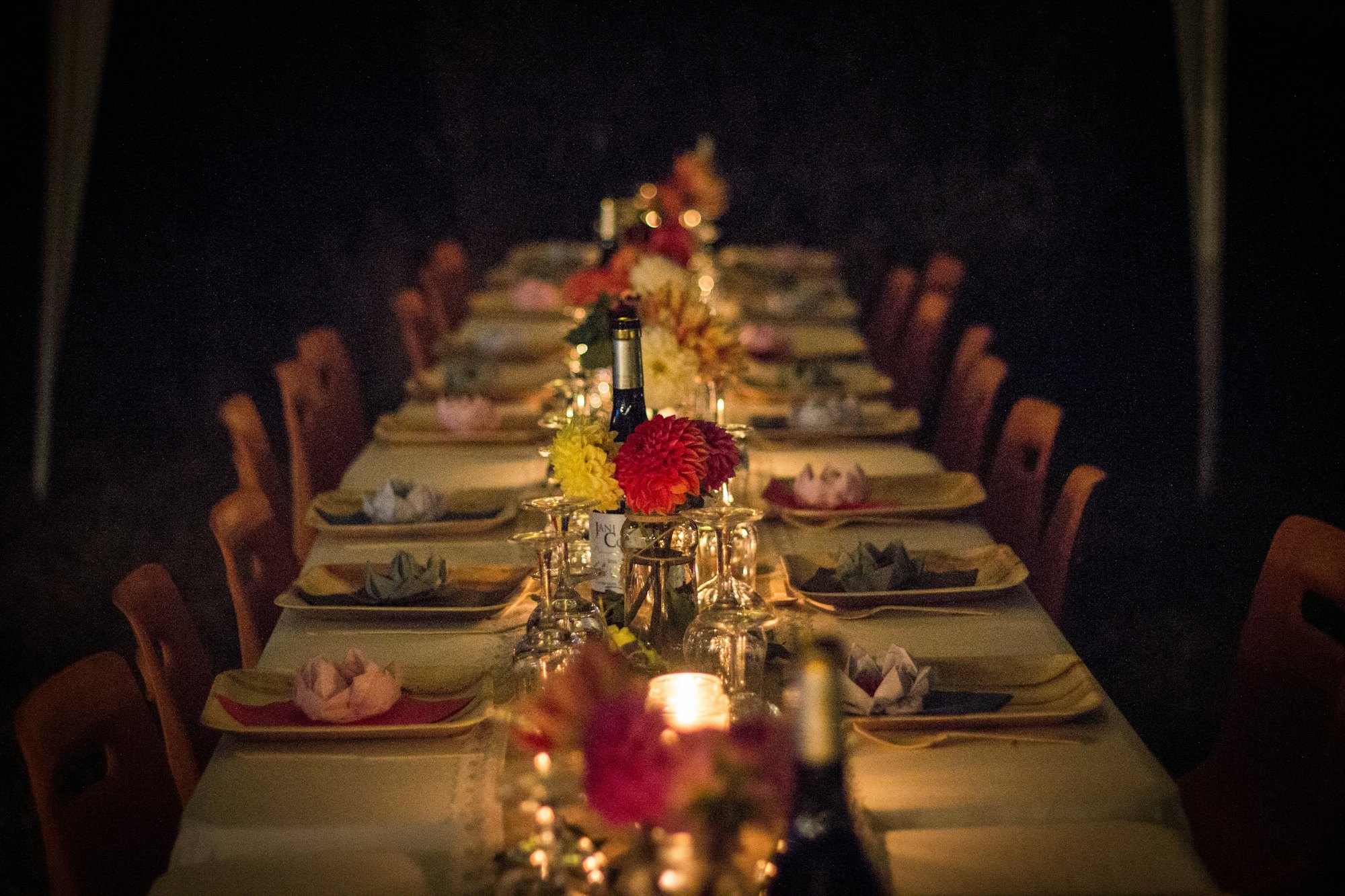 Festlich gedeckte Gala-Tafel mit Kerzen