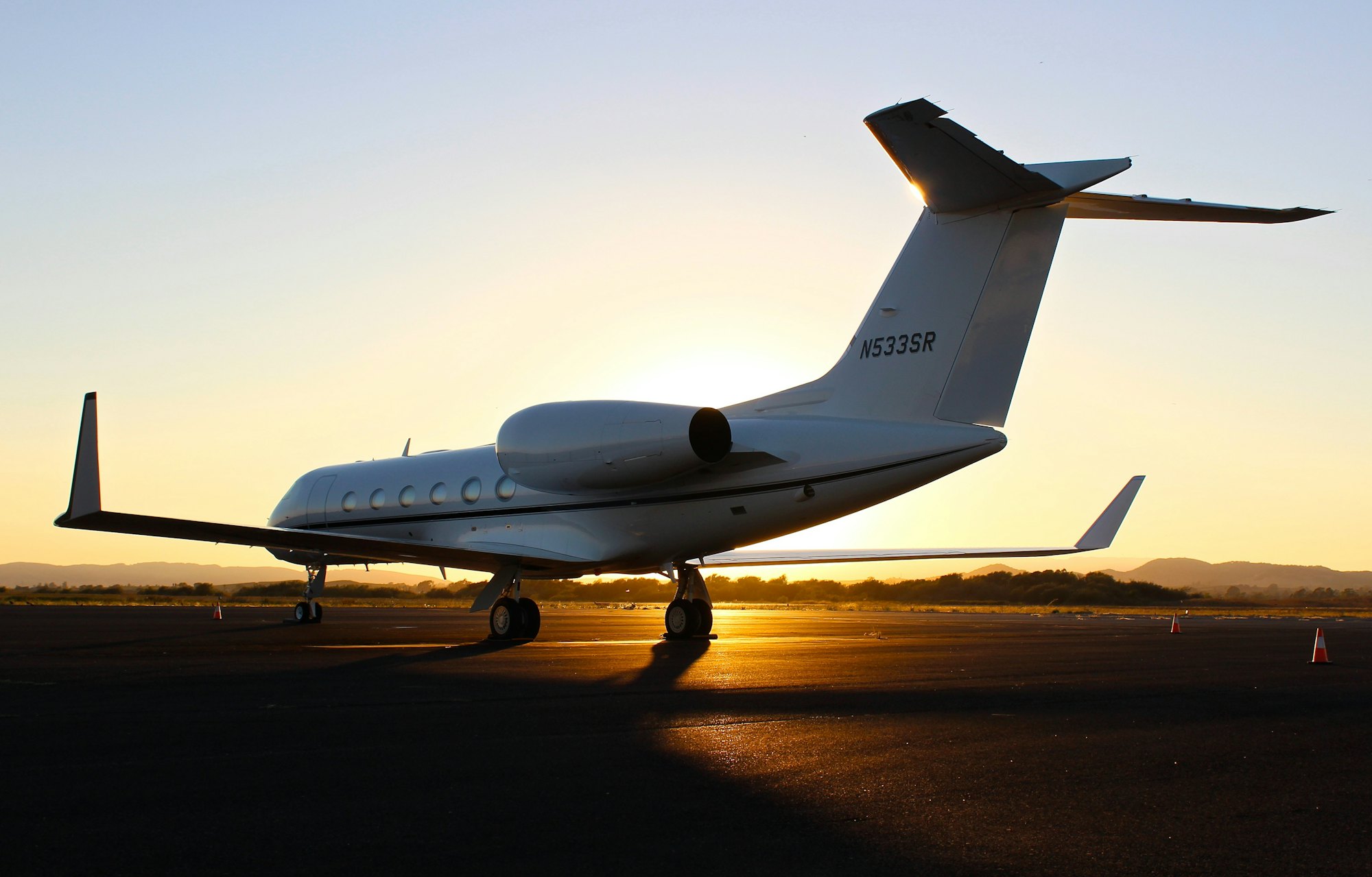 Privatjet im Abendlicht
