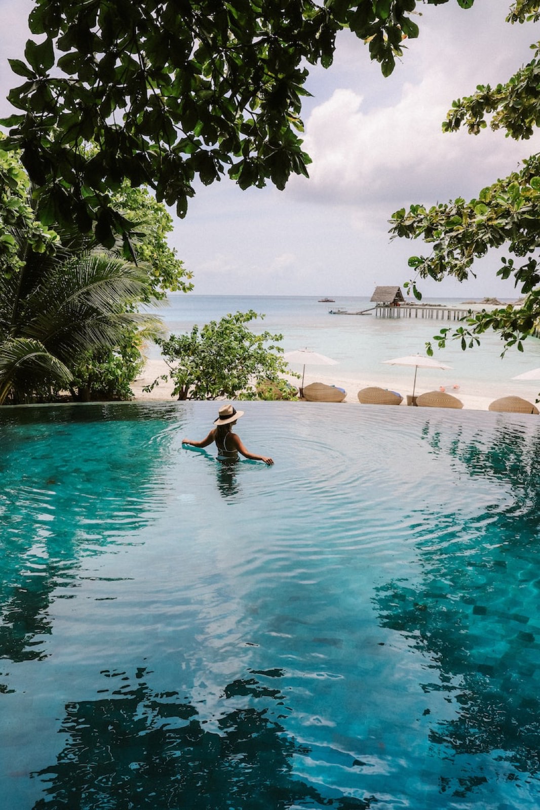 Infinity-Pool mit Blick auf Strand und Meer